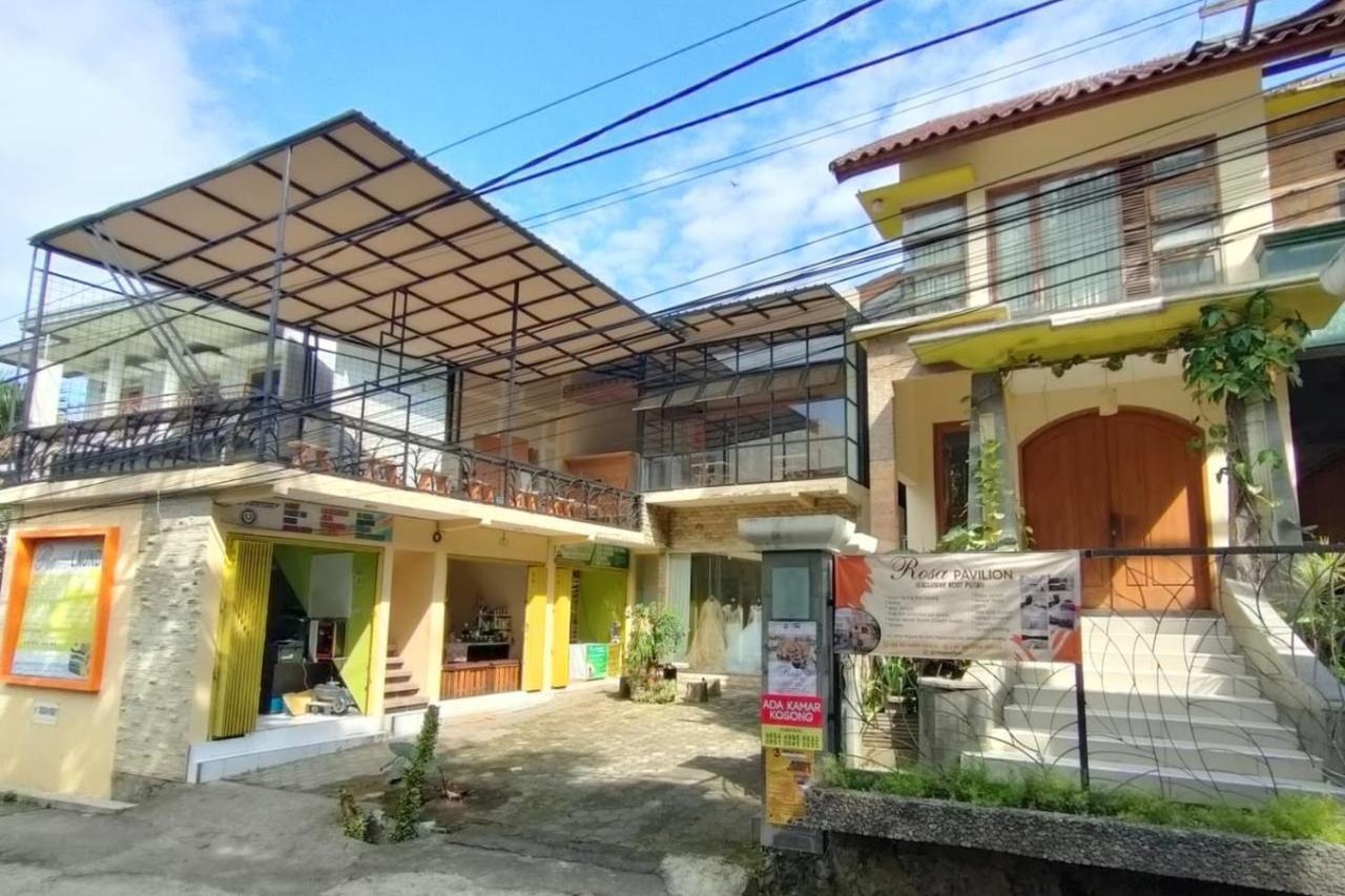 Rosa Pavilion Syariah RedPartner Malang Bagian luar foto
